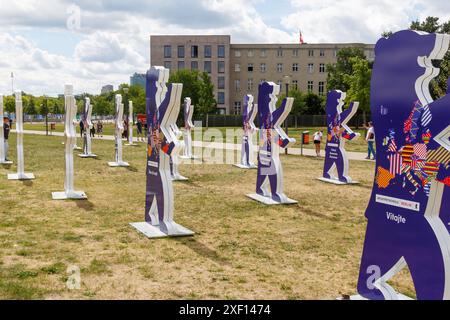 Bären, die die Länder in Deutschland für die Euro 2024 vertreten Stockfoto