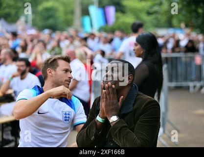 Brighton, East Sussex, Großbritannien. 30. Juni 2024. Emile Heskey und Fußballfans im „4TheFans“ Big Screen Fanpark, St Peters Church, Central Park, Brighton East Sussex England UK. England gegen Slowakei 2024 UEFA Euro 30. Juni 2024 Credit: Caron Watson/Alamy Live News. Stockfoto