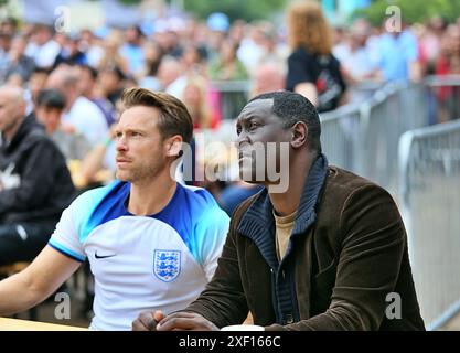 Brighton, East Sussex, Großbritannien. 30. Juni 2024. Emile Heskey und Fußballfans im „4TheFans“ Big Screen Fanpark, St Peters Church, Central Park, Brighton East Sussex England UK. England gegen Slowakei 2024 UEFA Euro 30. Juni 2024 Credit: Caron Watson/Alamy Live News. Stockfoto