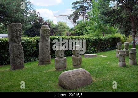 Statuen im Koreanischen Garten, - Le Jardin de Séoulj - im Ardin d'acclimatation, einem Vergnügungspark für Kinder im Bois de Boulogne in Paris Stockfoto