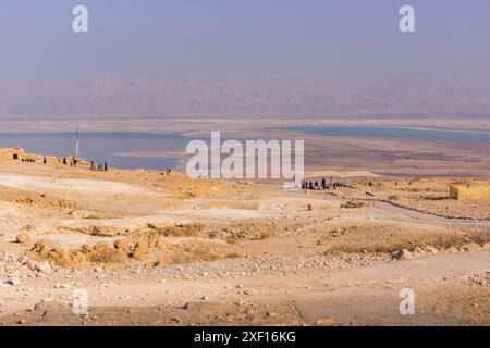 Die Ruinen der alten Festung Masada – ein historisches Wahrzeichen, das bei Touristen beliebt ist – mit der Küste des Toten Meeres am Horizont und den Bergen von Jordanien. Stockfoto