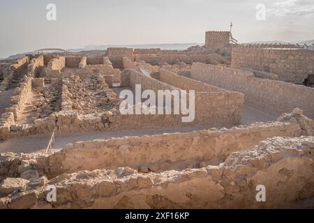 Die Ruinen der alten Festung Massada (Masada-Nationalpark) im Osten Israels, ein historisches Wahrzeichen, das bei Touristen beliebt ist. Stockfoto