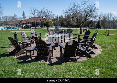 Adirondack Stühle auf dem Gelände des Algonquin Resorts in St. Andrews, New Brunswick, Kanada Stockfoto