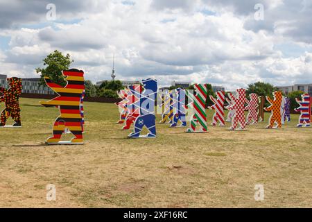 Bären, die die Länder in Deutschland für die Euro 2024 vertreten Stockfoto