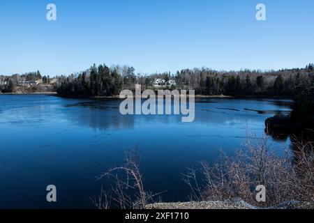 Blick auf den Magaguadavic River flussabwärts von der South Street in St. George, New Brunswick, Kanada Stockfoto