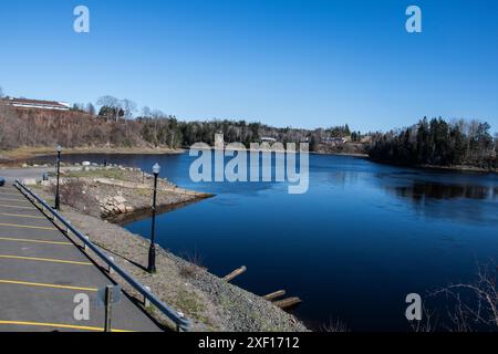 Blick auf den Magaguadavic River flussabwärts von der South Street in St. George, New Brunswick, Kanada Stockfoto