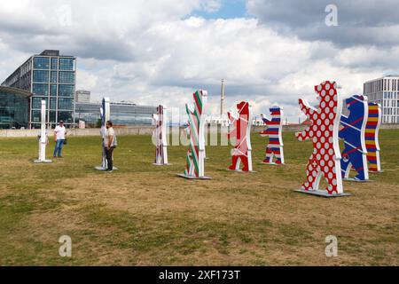 Bären, die die Länder in Deutschland für die Euro 2024 vertreten Stockfoto