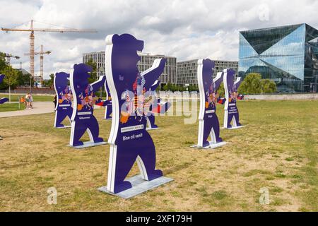 Bären, die die Länder in Deutschland für die Euro 2024 vertreten Stockfoto