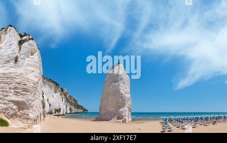 Sommer malerischen Strand von Pizzomunno mit berühmten White Rock, in Vieste, Gargano, Apulien, Italien. Die Menschen sind nicht mehr wiederzuerkennen. Zwei Schüsse stitch Pa Stockfoto
