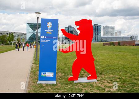 Bären, die die Länder in Deutschland für die Euro 2024 vertreten Stockfoto