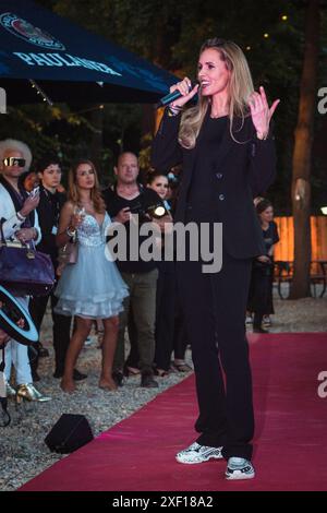 Harald Glööckler Fashion Night im Loretta am Wannsee, Berlin, 28.06.2024 Jenice Franziska Czurratis singt bei der ersten Fashion Night von Harald Glööckler während der Präsentation seiner neuen Modekollektion Teuber by HARALD GLÖÖCKLER im Loretta am Wannsee in Berlin am 28.06.2024 Berlin Berlin Berlin-Wannsee Berlin Deutschland *** Harald Glööckler Fashion Night at Loretta am Wannsee, Berlin, Berlin, Berlin, Berlin, Berlin, Berlin, Berlin, Berlin, Berlin, Berlin, Berlin 28 06 2024 Jenice Franziska Czurratis singt bei der ersten Fashion Night von Harald Glööckler während der Präsentation seiner neuen Modekollektion Teuber by HARALD GLÖÖCKLER in Loretta am Wannsee in Berlin am 28 0 Stockfoto