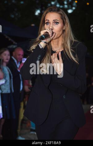 Harald Glööckler Fashion Night im Loretta am Wannsee, Berlin, 28.06.2024 Jenice Franziska Czurratis singt bei der ersten Fashion Night von Harald Glööckler während der Präsentation seiner neuen Modekollektion Teuber by HARALD GLÖÖCKLER im Loretta am Wannsee in Berlin am 28.06.2024 Berlin Berlin Berlin-Wannsee Berlin Deutschland *** Harald Glööckler Fashion Night at Loretta am Wannsee, Berlin, Berlin, Berlin, Berlin, Berlin, Berlin, Berlin, Berlin, Berlin, Berlin, Berlin 28 06 2024 Jenice Franziska Czurratis singt bei der ersten Fashion Night von Harald Glööckler während der Präsentation seiner neuen Modekollektion Teuber by HARALD GLÖÖCKLER in Loretta am Wannsee in Berlin am 28 0 Stockfoto