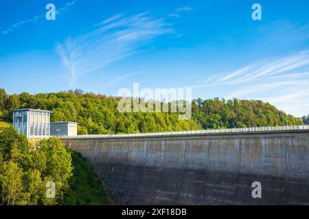 Fußgängerbrücke über dem Rappbodetalsperre-See und dem Rappbode-Fluss im Harz-Gebirge-Nationalpark an einem sonnigen Tag Stockfoto