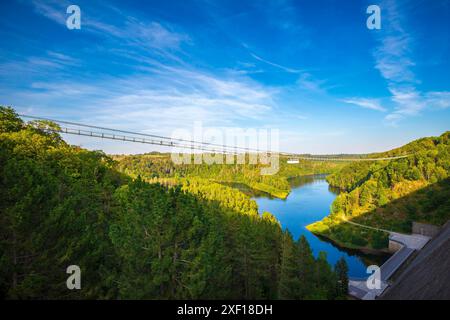 Fußgängerbrücke über dem Rappbodetalsperre-See und dem Rappbode-Fluss im Harz-Gebirge-Nationalpark an einem sonnigen Tag Stockfoto