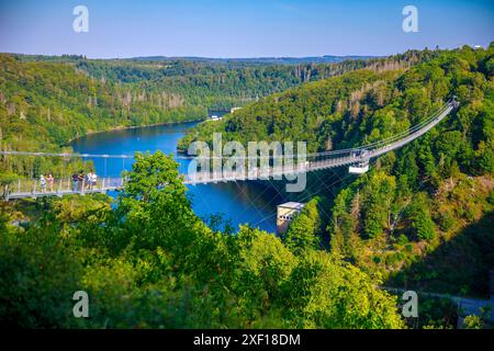 Fußgängerbrücke über dem Rappbodetalsperre-See und dem Rappbode-Fluss im Harz-Gebirge-Nationalpark an einem sonnigen Tag Stockfoto