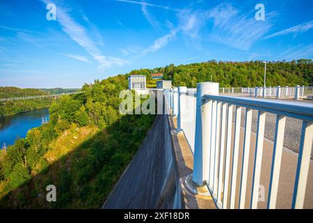 Fußgängerbrücke über dem Rappbodetalsperre-See und dem Rappbode-Fluss im Harz-Gebirge-Nationalpark an einem sonnigen Tag Stockfoto