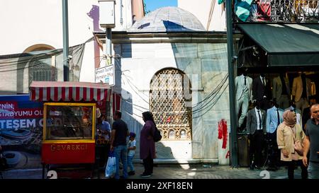 Izmir, Türkei. 30. Juni 2024. Menschen zwanglose Szenen am Wochenende in einem historischen Basar Kemeraltı an einem heißen Sommertag, der von Wetterbedingungen über den saisonalen Temperaturen unterdrückt wird. Quelle: İdil Toffolo/Alamy Live News Stockfoto