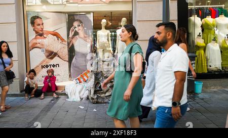 Izmir, Türkei. 30. Juni 2024. Menschen zwanglose Szenen am Wochenende in einem historischen Basar Kemeraltı an einem heißen Sommertag, der von Wetterbedingungen über den saisonalen Temperaturen unterdrückt wird. Quelle: İdil Toffolo/Alamy Live News Stockfoto