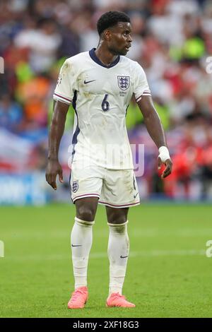 Gelsenkirchen, Deutschland. 30. Juni 2024. England-Verteidiger Marc Guehi (Crystal Palace) während des Spiels England gegen Slowakei, UEFA Euro 2024 Achtelfinale in der Arena AufSchalke, Gelsenkirchen, Deutschland am 30. Juni 2024 Credit: Every Second Media/Alamy Live News Stockfoto