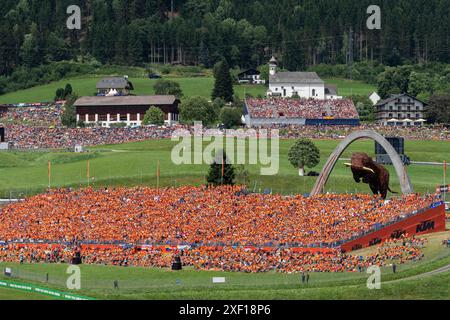 Spielberg, Österreich. 30. Juni 2024. SPIELBERG, ÖSTERREICH - JUNI 30: Stand mit den Fans der Niederlande, des Stiers und der Curch von Schönberg beim F1 Grand Prix von Österreich am 30. Juni 2024 auf dem Red Bull Ring in Spielberg, Österreich.240630 SEPA 19 091 - 20240630 PD9570 Credit: APA-PictureDesk/Alamy Live News Stockfoto