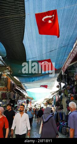 Izmir, Türkei. 30. Juni 2024. Menschen zwanglose Szenen am Wochenende in einem historischen Basar Kemeraltı an einem heißen Sommertag, der von Wetterbedingungen über den saisonalen Temperaturen unterdrückt wird. Quelle: İdil Toffolo/Alamy Live News Stockfoto