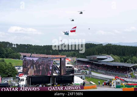 Spielberg, Österreich. 30. Juni 2024. SPIELBERG, ÖSTERREICH - JUNI 30: Hubschrauber mit den Fahnen Österreichs und der Steiermark über dem Red Bull Ring beim F1 Grand Prix Österreichs am 30. Juni 2024 in Spielberg, Österreich.240630 SEPA 19 093 - 20240630 PD9887 Credit: APA-PictureDesk/Alamy Live News Stockfoto