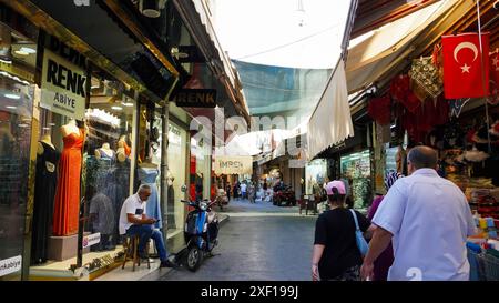 Izmir, Türkei. 30. Juni 2024. Menschen zwanglose Szenen am Wochenende in einem historischen Basar Kemeraltı an einem heißen Sommertag, der von Wetterbedingungen über den saisonalen Temperaturen unterdrückt wird. Quelle: İdil Toffolo/Alamy Live News Stockfoto