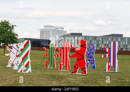 Bären, die die Länder in Deutschland für die Euro 2024 vertreten Stockfoto