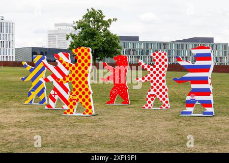 Bären, die die Länder in Deutschland für die Euro 2024 vertreten Stockfoto