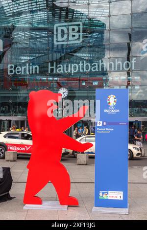 Bären, die die Länder in Deutschland für die Euro 2024 vertreten Stockfoto