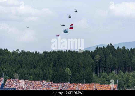 Spielberg, Österreich. 30. Juni 2024. SPIELBERG, ÖSTERREICH - JUNI 30: Hubschrauber mit den Fahnen Österreichs und der Steiermark über dem Red Bull Ring beim F1 Grand Prix Österreichs am 30. Juni 2024 in Spielberg, Österreich.240630 SEPA 19 092 - 20240630 PD9901 Credit: APA-PictureDesk/Alamy Live News Stockfoto