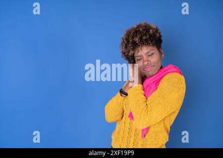 Eine Frau in einem gelben Pullover schaut in die Kamera Stockfoto