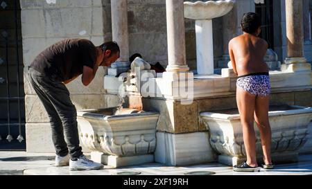 Izmir, Türkei. 30. Juni 2024. Menschen zwanglose Szenen am Wochenende in einem historischen Basar Kemeraltı an einem heißen Sommertag, der von Wetterbedingungen über den saisonalen Temperaturen unterdrückt wird. Quelle: İdil Toffolo/Alamy Live News Stockfoto