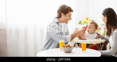 Happy Family Genießt Das Gemeinsame Frühstück Zu Hause Stockfoto