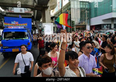 Bangkok, Thailand. 30. Juni 2024. Die Menschen nehmen an der Love Pride Parade 2024 Teil, die den Beginn der Eheschließung in Bangkok markiert. Die thailändische Regierung und der private Sektor veranstalten am Sonntag die LOVE PRIDE PARADE 2024 in Bangkok, um Thailand zu einem weltweiten Stolz-Reiseziel zu machen. (Foto: Seksan Rochanametakul/SOPA Images/SIPA USA) Credit: SIPA USA/Alamy Live News Stockfoto