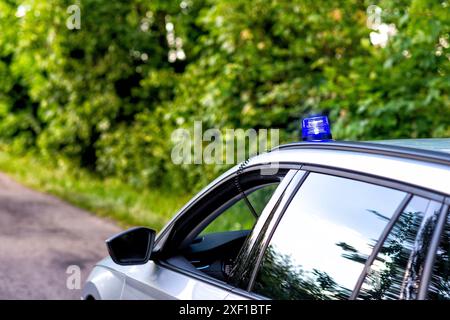 Blaues Blinklicht an einem Polizeiauto während einer Blaulichtfahrt Stockfoto