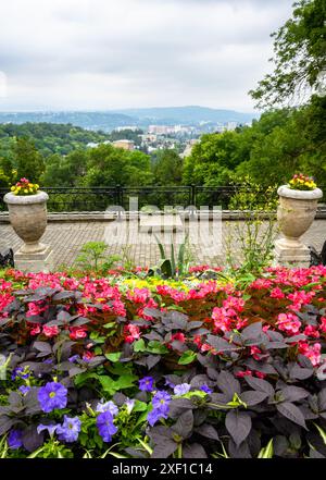 Landschaftsgestaltung mit Blumen in Pjatigorsk, Russland. Wunderschöner vertikaler Blick auf die Stadt Pjatigorsk vom Berg Maschuk im Sommer. Konzept des Parks, na Stockfoto