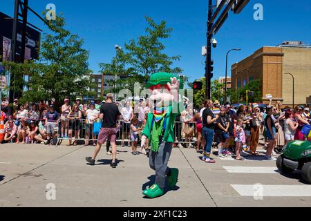 Minneapolis, Minnesota, USA. 30. Juni 2024. General Mills' Lucky Charms Mascot winkt den Bewohnern zu, die während der jährlichen Pride Parade am Sonntag, den 30. Juni 2024 die LGBTQ-Akzeptanz und Aufnahme feiern (Foto: © Dominic Gwinn/ZUMA Press Wire). NUR ZUR REDAKTIONELLEN VERWENDUNG! Nicht für kommerzielle ZWECKE! Quelle: ZUMA Press, Inc./Alamy Live News Stockfoto