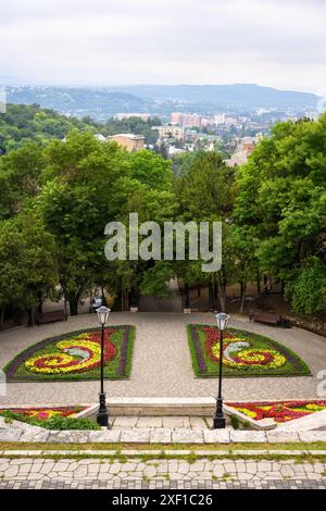 Landschaftsgestaltung mit Blumen in Pjatigorsk, Russland. Wunderschöner vertikaler Blick auf die Stadt Pjatigorsk vom Berg Maschuk im Sommer. Konzept des Parks, na Stockfoto