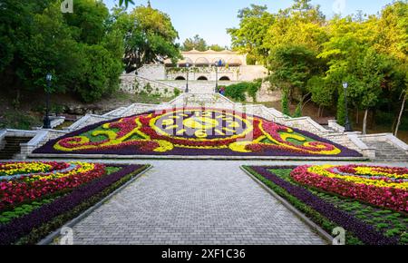 Landschaftsgestaltung mit Blumen in Pjatigorsk, Russland. Wunderschöne Blumenuhr in Pyatigorsk Stadt im Sommer. Konzept von Park, Natur, Garten und Reise i Stockfoto