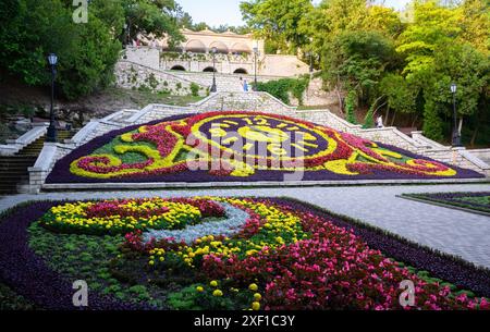 Landschaftsgestaltung mit Blumen in Pjatigorsk, Russland. Wunderschöne Blumenuhr in Pyatigorsk Stadt im Sommer. Konzept von Park, Natur, Garten und Reise i Stockfoto
