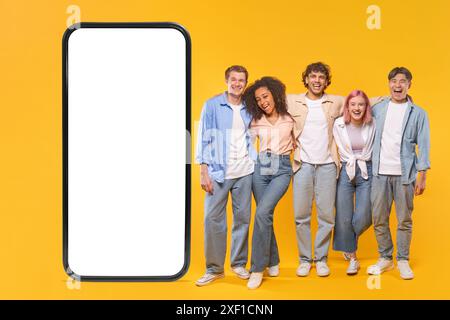 Verschiedene Freunde Posieren Zusammen Vor Einem Großen Smartphone Stockfoto