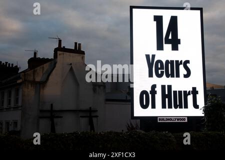 London, Großbritannien. 30. Juni 2024. "14 Jahre Schmerz". Der Künstler Jeremy Deller schuf das Poster in Zusammenarbeit mit Fraser Muggeridge Studio und bezieht sich auf 14 Jahre Führung der Tory, da das Land am 4. Juli 2024 zu den Umfragen gehen wird. Quelle: Kiki Streitberger / Alamy Live News Stockfoto