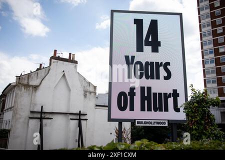 London, Großbritannien. 30. Juni 2024. "14 Jahre Schmerz". Der Künstler Jeremy Deller schuf das Poster in Zusammenarbeit mit Fraser Muggeridge Studio und bezieht sich auf 14 Jahre Führung der Tory, da das Land am 4. Juli 2024 zu den Umfragen gehen wird. Quelle: Kiki Streitberger / Alamy Live News Stockfoto