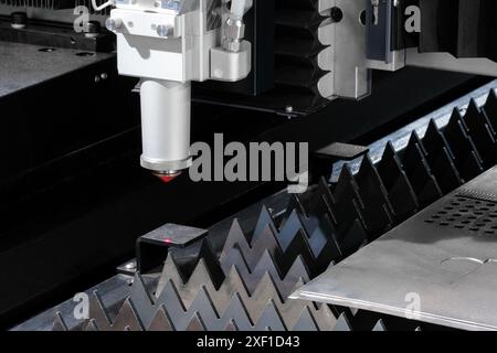 Industrielle Laserschneidmaschine, Industrietechnologiekonzept Stockfoto