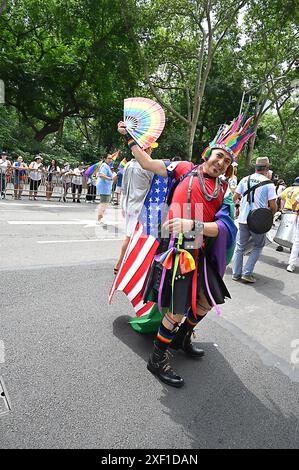 Teilnehmer marschieren am 30. Juni 2024 beim NYC Pride March 2024 auf der Fifth Avenue in New York, New York, USA. Robin Platzer/ Twin Images/ Credit: SIPA USA/Alamy Live News Stockfoto