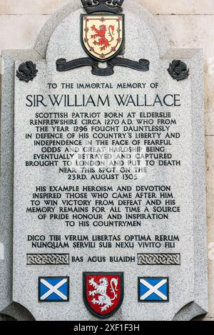 Eine Nahaufnahme einer Gedenktafel zum Gedenken an Sir William Wallace, einen schottischen Patrioten, in London, England Stockfoto