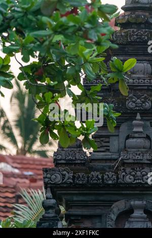 Wunderschöne indonesische Tempelskulpturen im Bali Garden Beach Resort im Herbst. Stockfoto