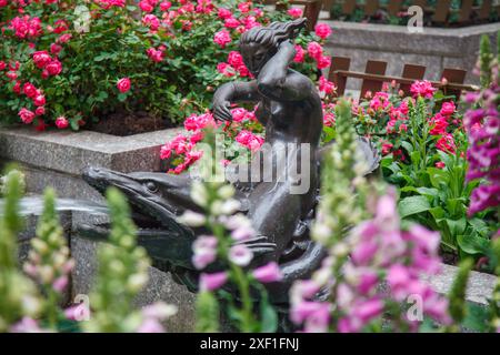 Eine Bronzeskulptur in den Channel Gardens in Midtown Manhattan, Rockefeller Center, New York City Stockfoto