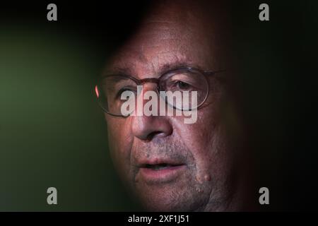 Tulle, Frankreich. 30. Juni 2024. Frankreichs ehemaliger Präsident Francois Hollande spricht vor der Presse nach der Bekanntgabe der Ergebnisse der ersten Runde der französischen Parlamentswahlen am 30. Juni 2024 in Tulle. Foto: Thibaud Moritz/ABACAPRESS. COM Credit: Abaca Press/Alamy Live News Stockfoto